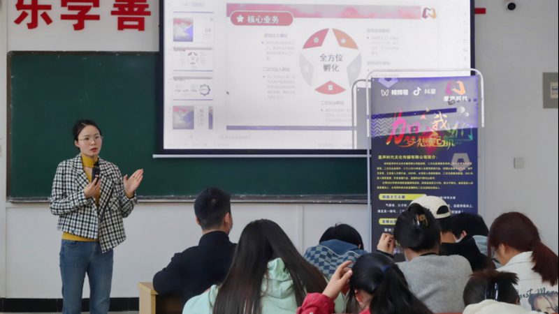 目前市场上便携补光灯主要有以下几种类型：